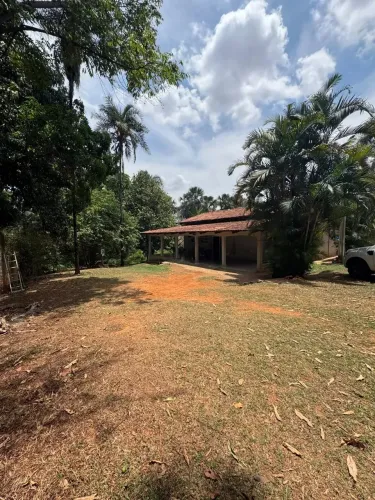 Chàraca com casa em terreno de 3000m2 murada e com água
