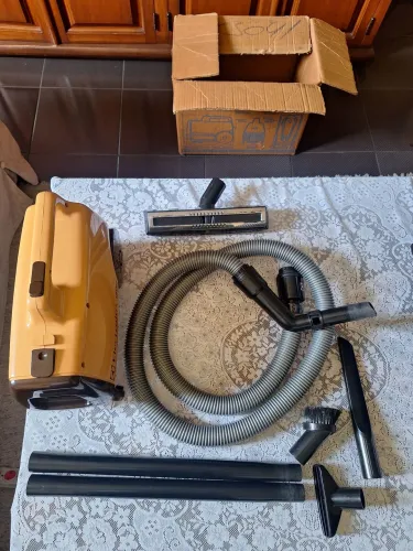 Aspirador de Pó 1000 W 127 V com vários itens para aspirar.