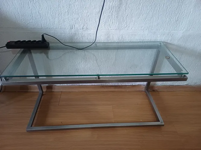 MESINHA EM AÇO INOX ESCOVADO E TAMPO DE VIDRO