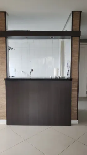 Balcão Planejado em MDF com Tampo de Granito Preto - Excelente Estado