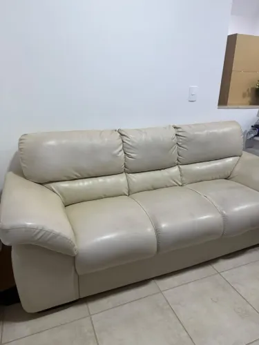 Sofá três lugares em couro