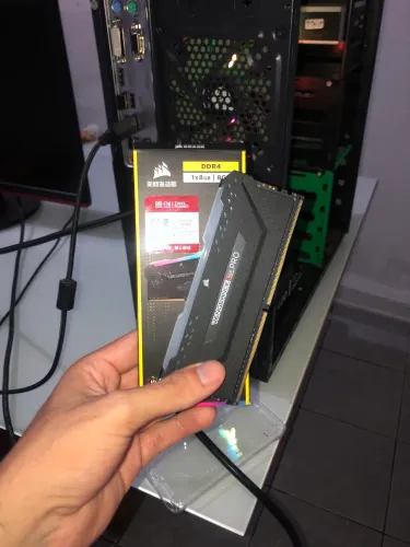8GB Memória RAM DDR4 Corsair RGB