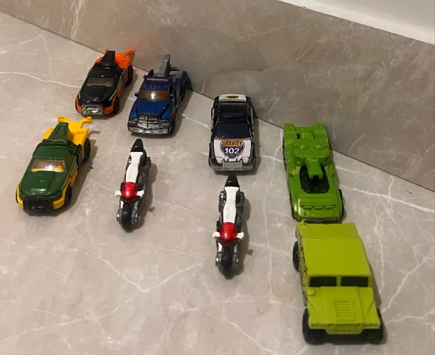 Hot wheels pack com 2 carros do exército, 1 carrinho e 2 motos da polícia, 3 reboques