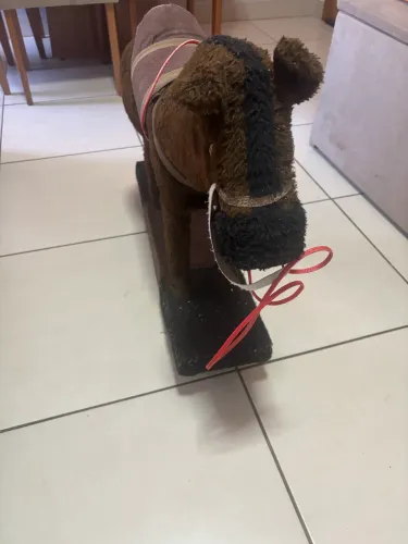 Cavalo de balanço de pelúcia com base de madeira semi novo