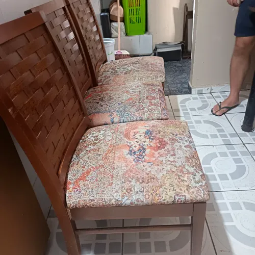 Vendo cadeiras em madeira nobre almofadadas,uma barbada.
