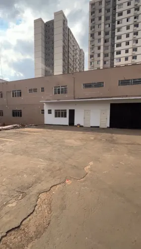 Prédio comercial com galpão 
