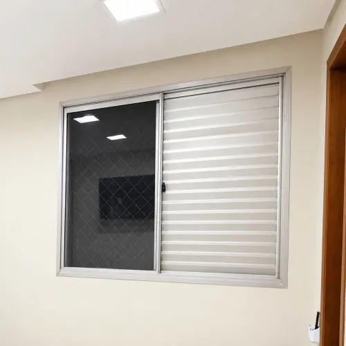 Janela de Alumínio com Veneziana e Vidro - 1,50 x 1,20 m