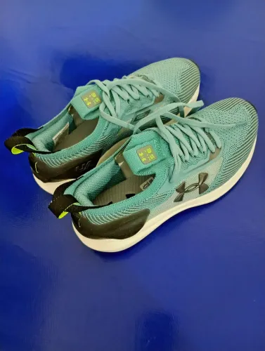 Vendo um tênis novo marca under armour número 36
