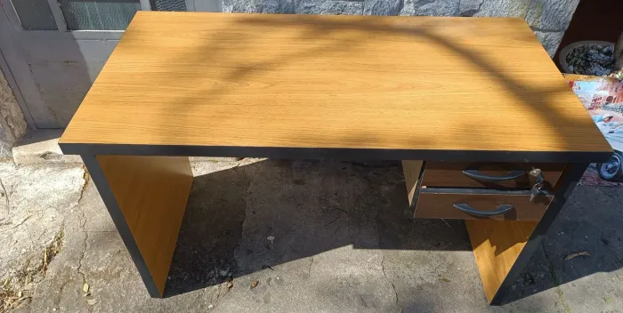 Escrivaninha com gavetas e ?