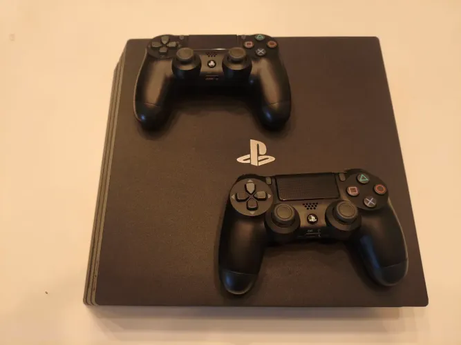 PS4 Pro 1TB 4K + 2 Controles Originais - Perfeito Estado