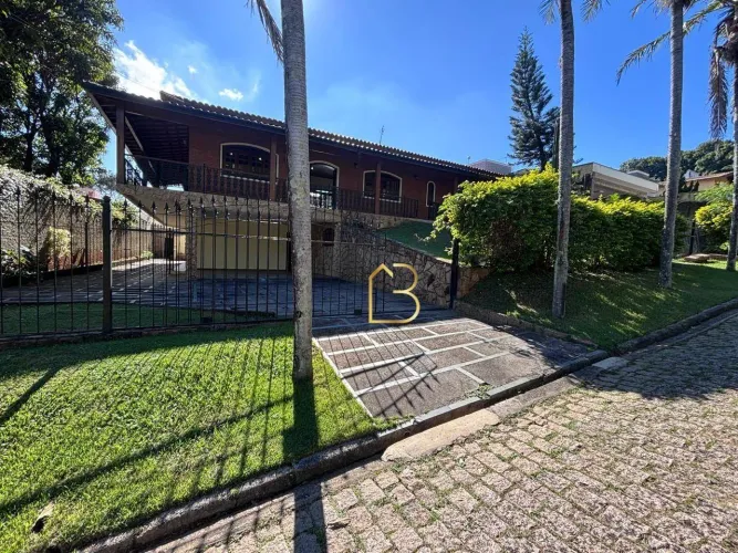 Casa com 7 dormitórios sendo 3 suítes, com energia fotovoltaica para alugar, 550 m² por R$