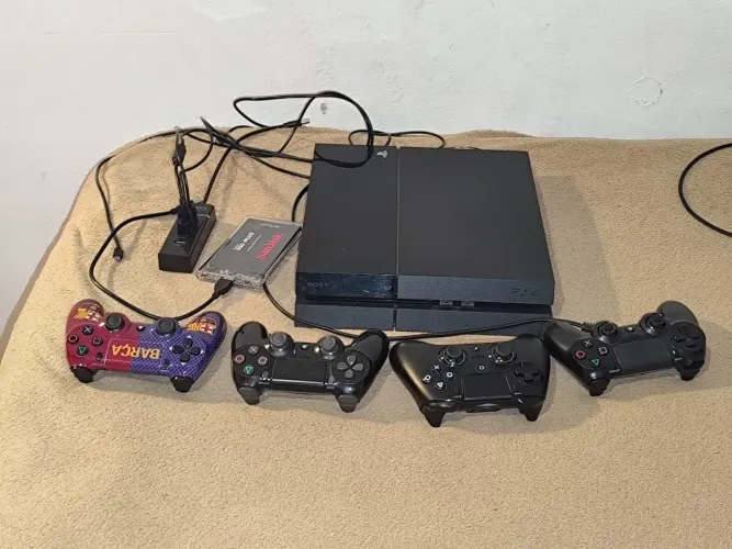 PlayStation 4 Fat Tunado (Com 2 SSDs 3D NAND 1TB) + Kit 4 Controles (Spark N5) + Jogos