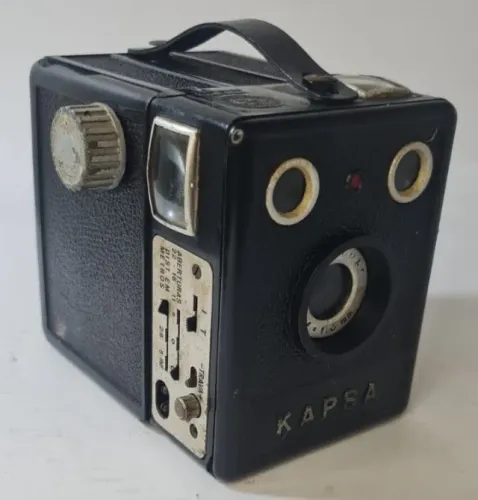 Antiga Câmera Fotográfica Caixãozinha Kapsa - Modelo "Pinta Vermelha" (Red Dot)Descrição: