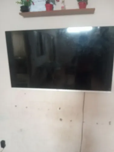 vendo televisão com a tela quebrada funciona tudo menos a tela 