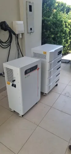BACKUP HÍBRIDO DE ENERGIA<br>Não fique no escuro quando a energia faltar.