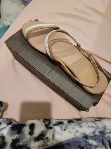 Sandália nunca usada (preço negociável)