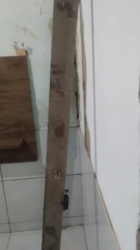 Estou vendendo essa porta de madeira Massaranduba e uma seteira,a porta está com caixa 