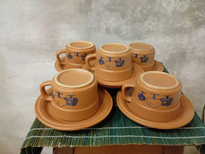 Xícaras de cerâmica campestre