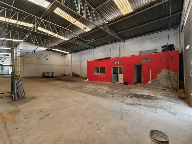Vendo ou Alugo galpão com Habites Comercial e 750 M2 área útil com banheiros, cozinha e di