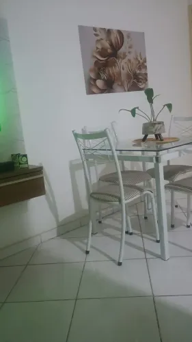 Jogo de mesa com 4 cadeiras 