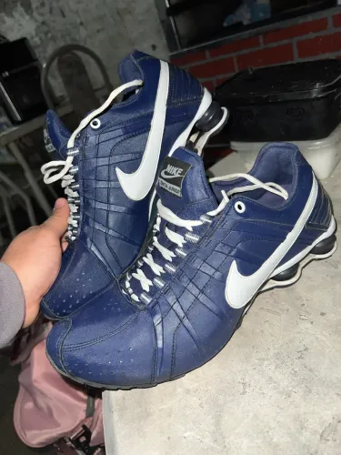 2 Nike shox Júnior azul e cinza .