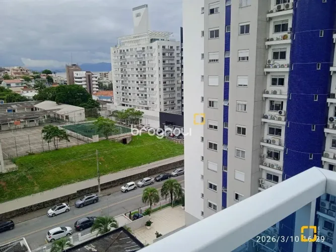 Brognoli Vende Apartamento com 3 quartos sendo 1 Suíte no bairro Estreito em Florianópolis