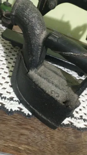 Ferro passar roupa antigo