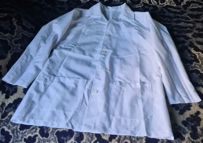 Vende se 2 jalecos branco tamanho G por 150$