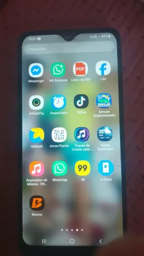 Vendo a22 está com alguns trinco e o fone está chiando