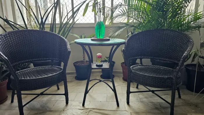 jogo de terraço, com 04 cadeiras em vime e mesa redonda, com tampo de vidro