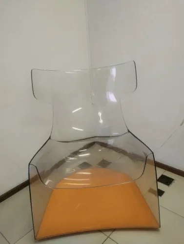 Duas Cadeira acrílica transparente