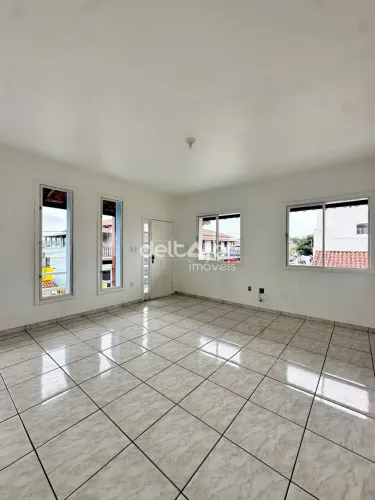 Casa comercial para locação com 3 quartos, varanda e um banheiro, Floramar, Belo Horizonte