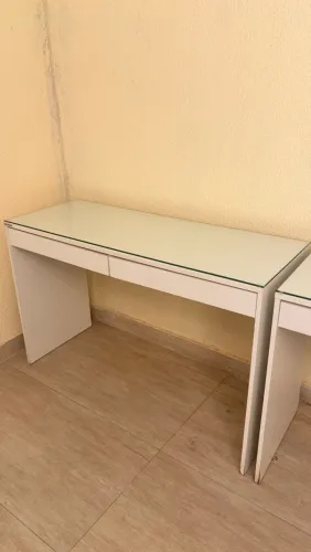 Mesas MDF com gavetas e tampo de vidro