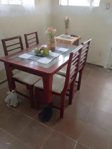 Mesa de Jantar de Madeira com tampo de vidro