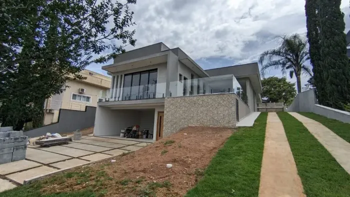Vendo casa com 296² com 4 quartos, sendo 3 suítes no condomínio Residencial Mirante - Jac
