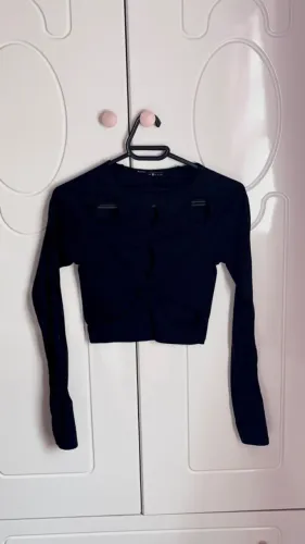 blusa preta com recortes renner