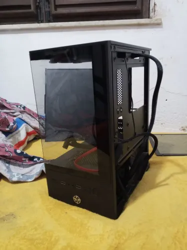Gabinete tgt preto com um fan vermelho e fonte de 600 atx shocker