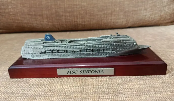 Rara maquete do navio Sinfonia