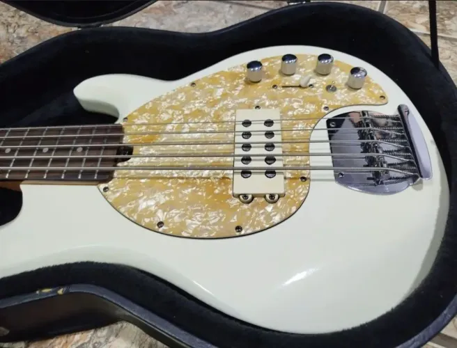 Baixo 5 Cordas StingRay (Série Licenciada/Chinesa) - c/ Circuito Sonorus Pro