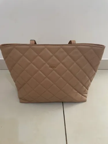 Bolsa grande em couro matelassê cor nude