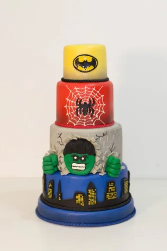 Bolo cenográfico biscuit heróis homem aranha, Batman, hulk