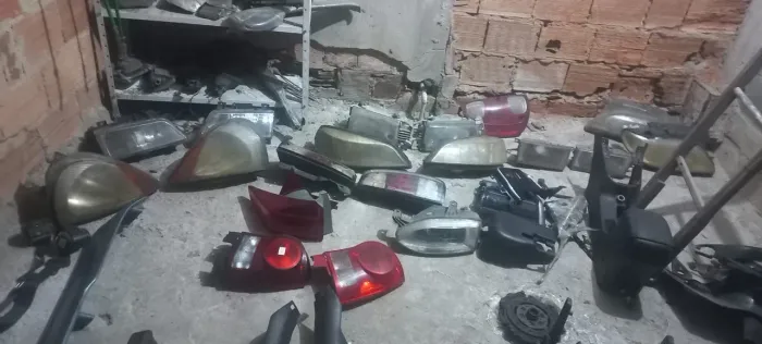 Vendo faróis para vários tipos de carro