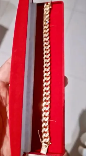 Pulseira em ouro maciço 18K, com 66,6g.