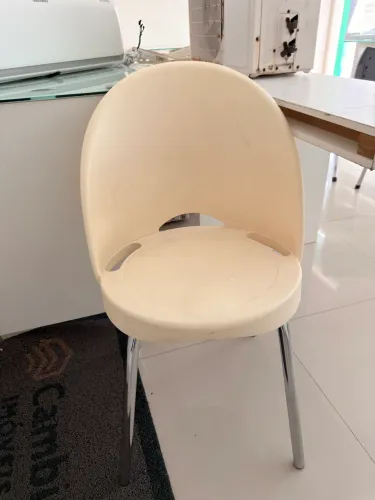 CADEIRA PLÁSTICA COM PÉS CROMADOS