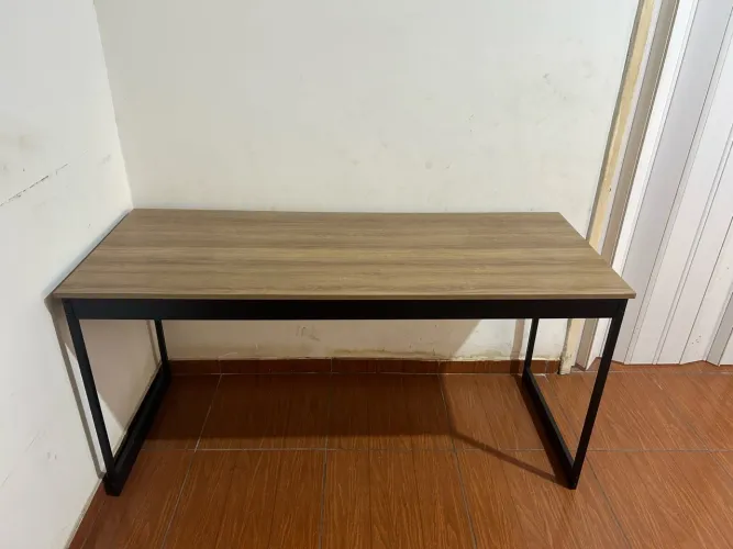 Mesa MDP e ferro 150x60 (Cor madeira e preta)