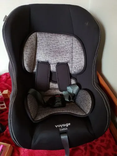 Vende -se cadeira para carro infantil, usada e em bom estado. Preço: 100 reais.