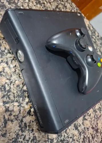 XBOX 360 COM LUZ VERMELHA