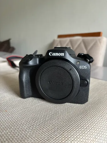 Canon R100 - Corpo