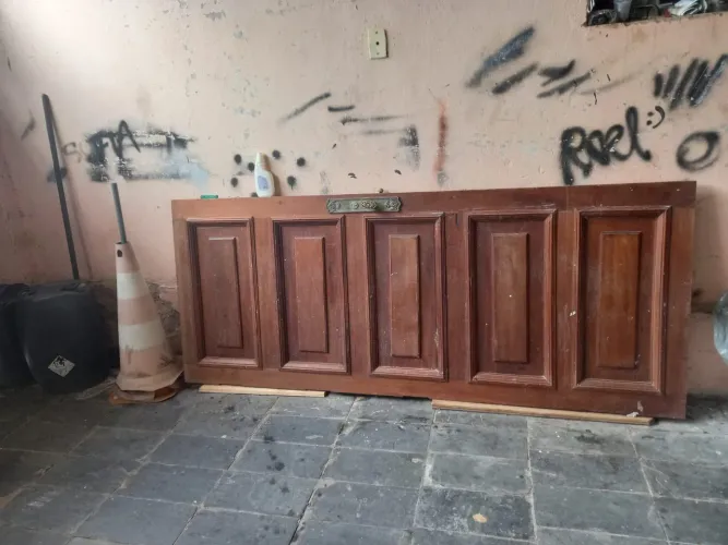 Porta de madeira diferenciada 1metro de largura por 2.40 de altura