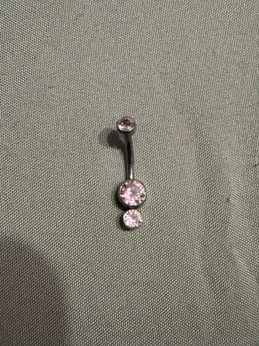 Piercing banana bell com zircônias rosas